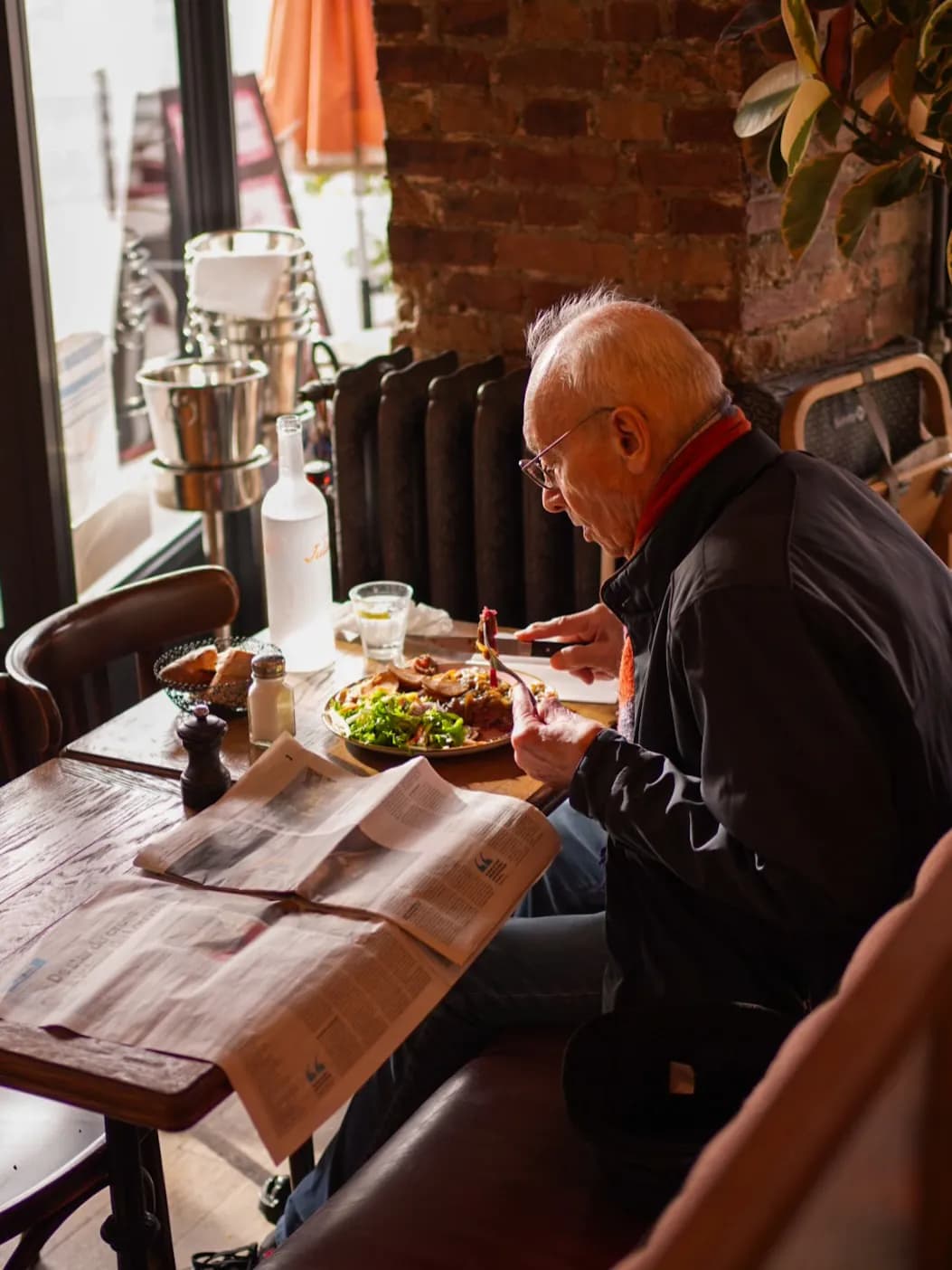 Intérieur chaleureux du Café Juliette — ambiance brasserie parisienne