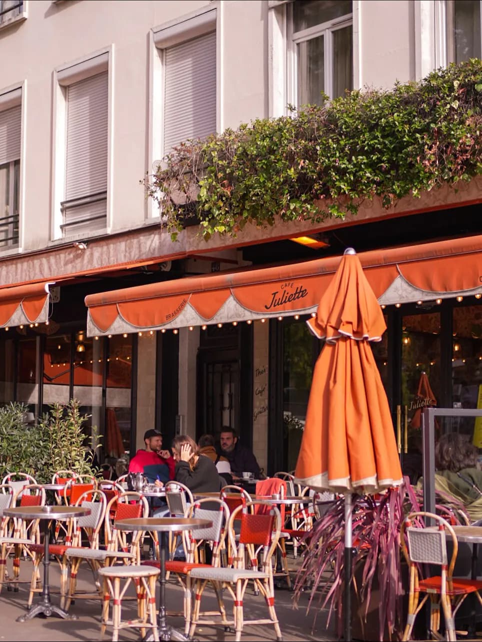 Terrasse ensoleillée du Café Juliette — brasserie parisienne au 1 Rue d'Avron, Paris 20e