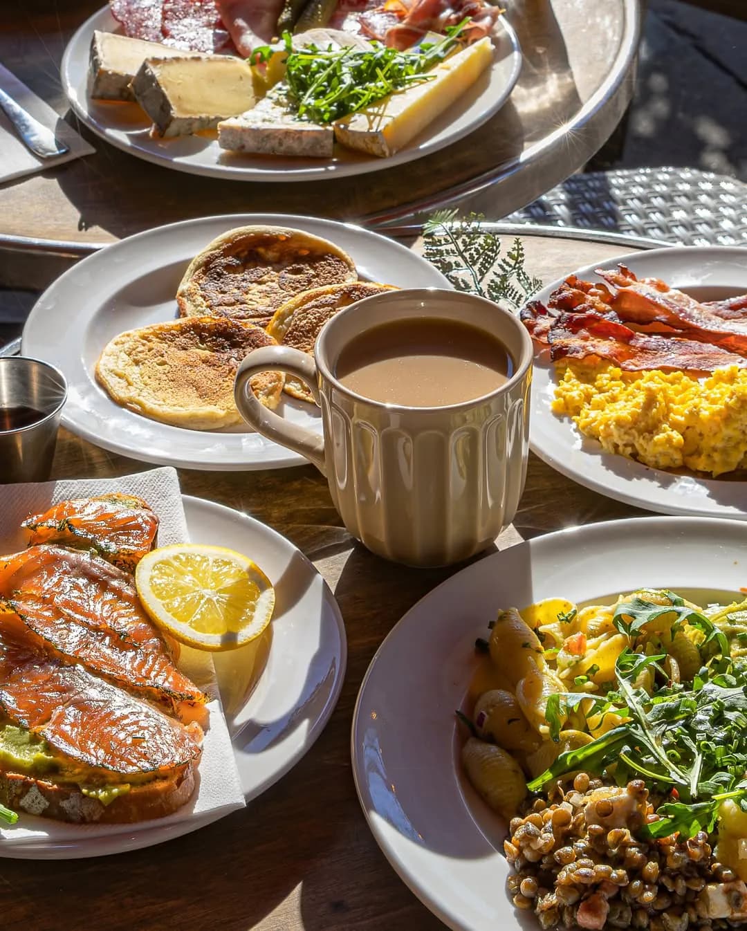 Intérieur chaleureux du Café Juliette, brasserie parisienne